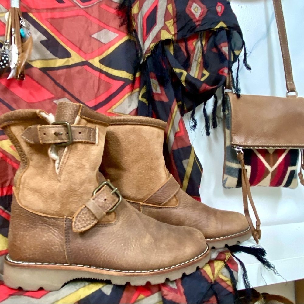 Rare ROOTS shearling TRIBE winter boots w cabin cottage farmhouse vibe